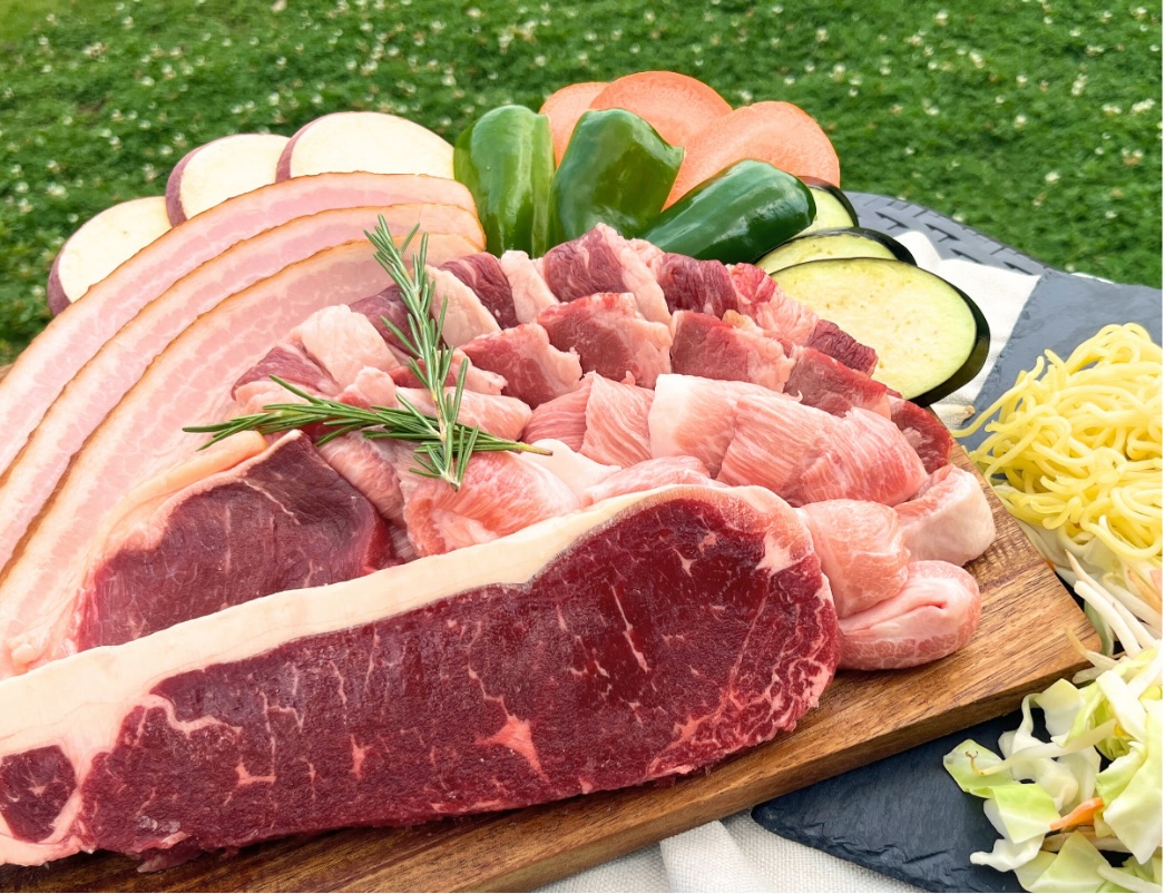 Local BBQの食材、調理前の綺麗な生肉などの写真